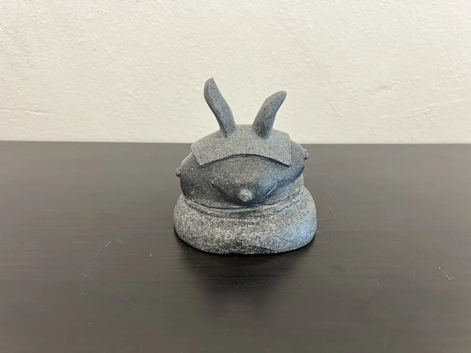 Mulher no fundo da garrafa, Shintaro Nakaoka, 2024, Granite sculpture