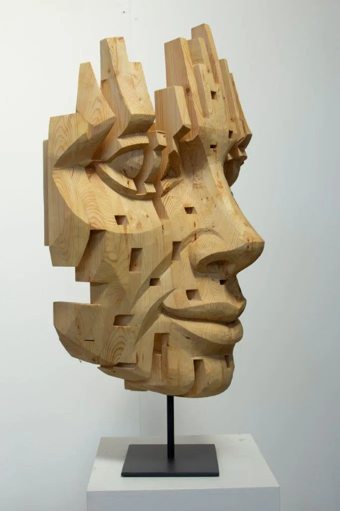 Mulher a Sorrir, Nogueira Lopes, 2026, Nordic pine wood sculpture
