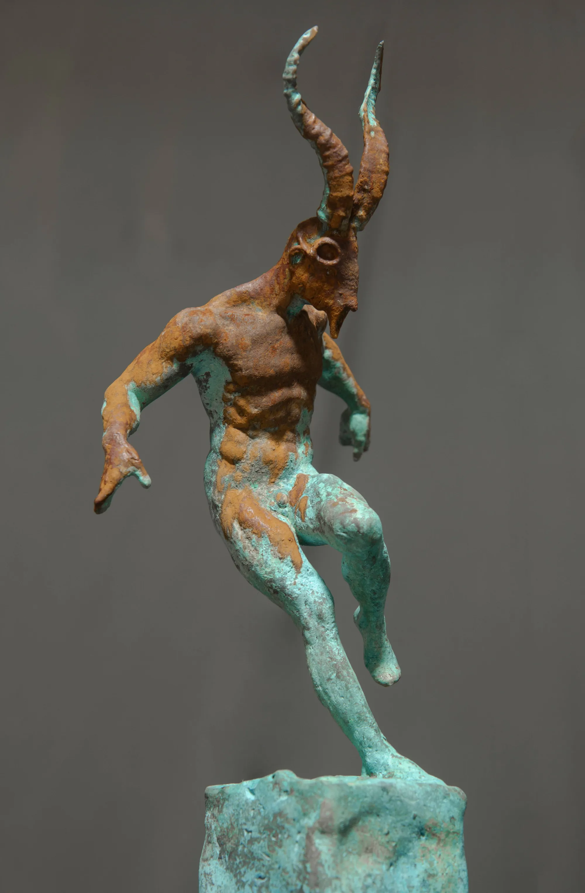 Homem com Máscara de Capra Pyrenaica Lusitanica, Daniel Gamelas, 2020, Bronze