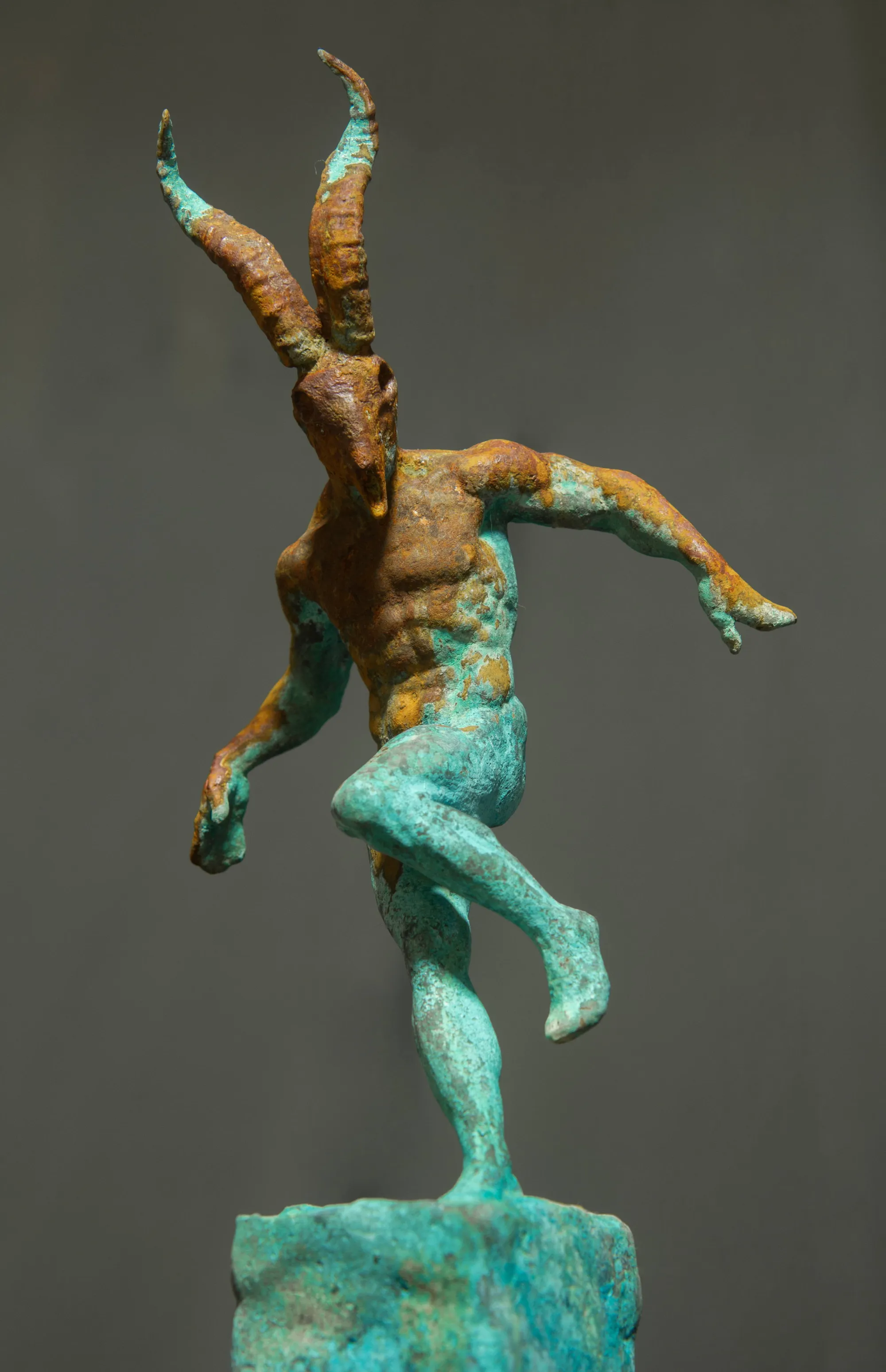 Homem com Máscara de Capra Pyrenaica Lusitanica, Daniel Gamelas, 2020, Bronze