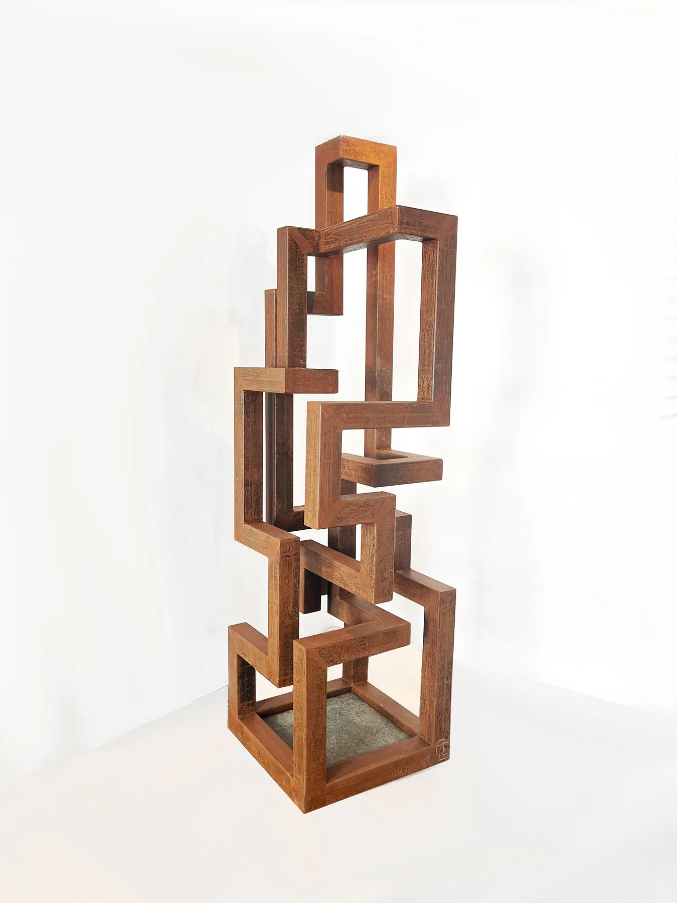 Arranha-Céu 220, Ariel Elizondo, 2025, Corten steel and black basalt