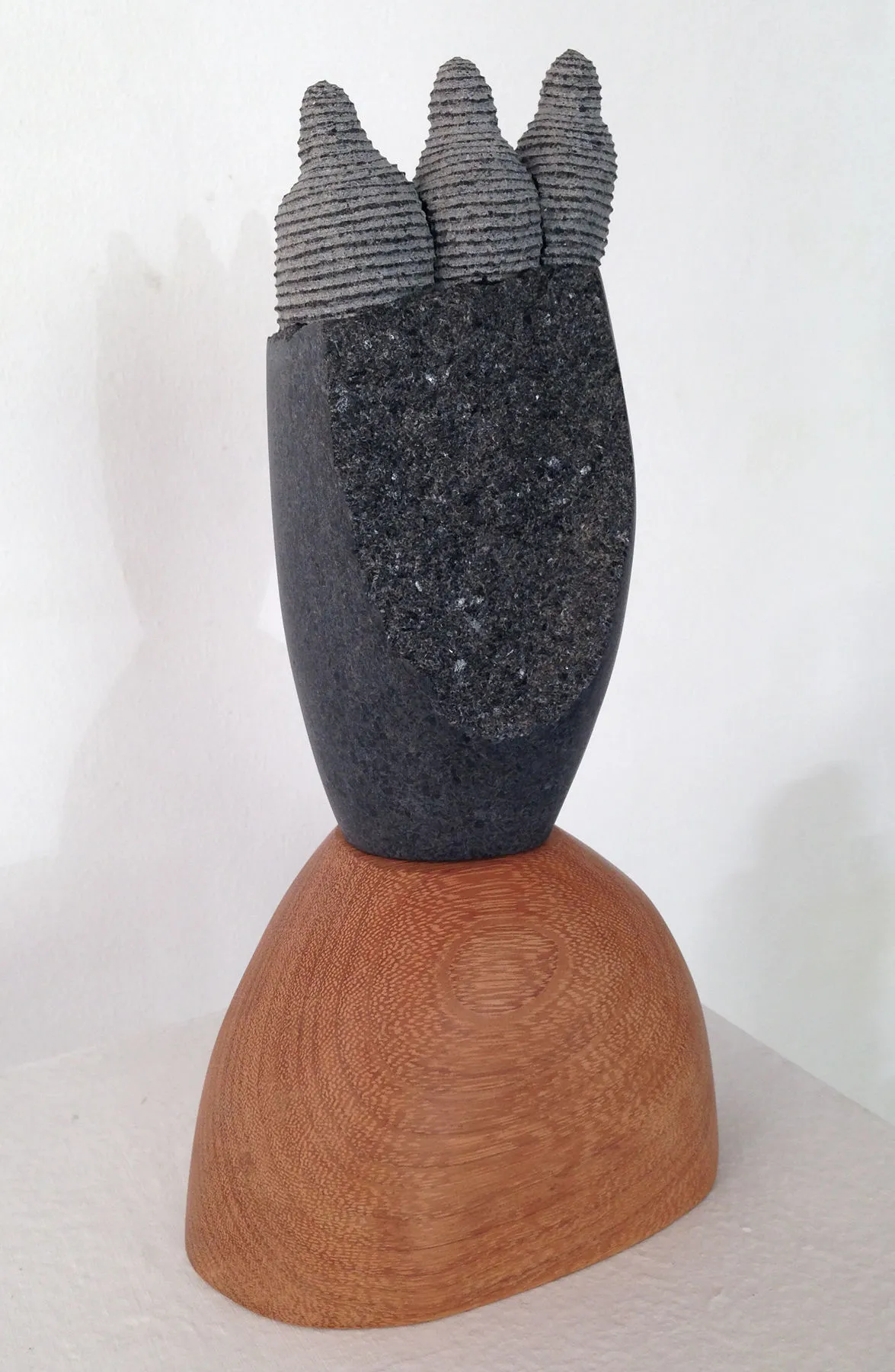 Irmãos I, Shintaro Nakaoka, 2010, Granite and wood