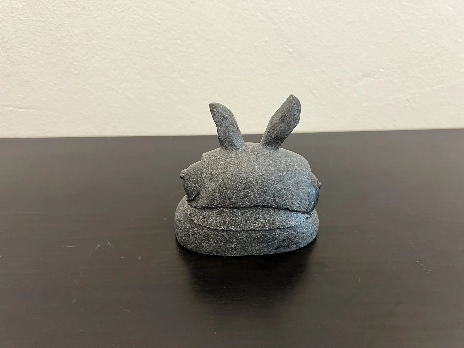 Mulher no fundo da garrafa, Shintaro Nakaoka, 2024, Granite sculpture
