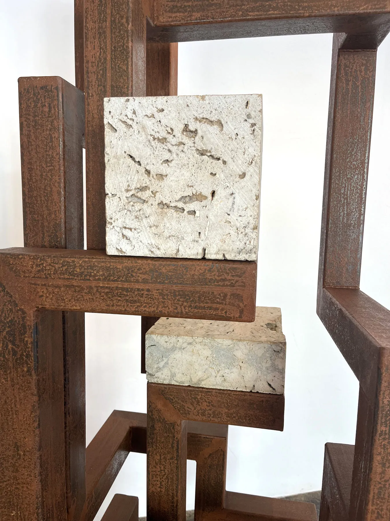 Arranha-Céu 220, Ariel Elizondo, 2025, Corten steel and black basalt