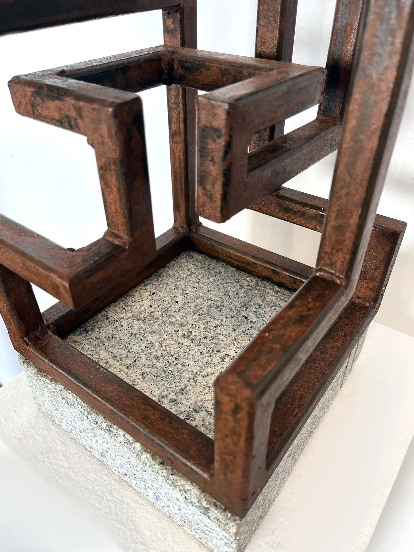 Granito Cubista, Ariel Elizondo, 2025, Corten steel and white stone