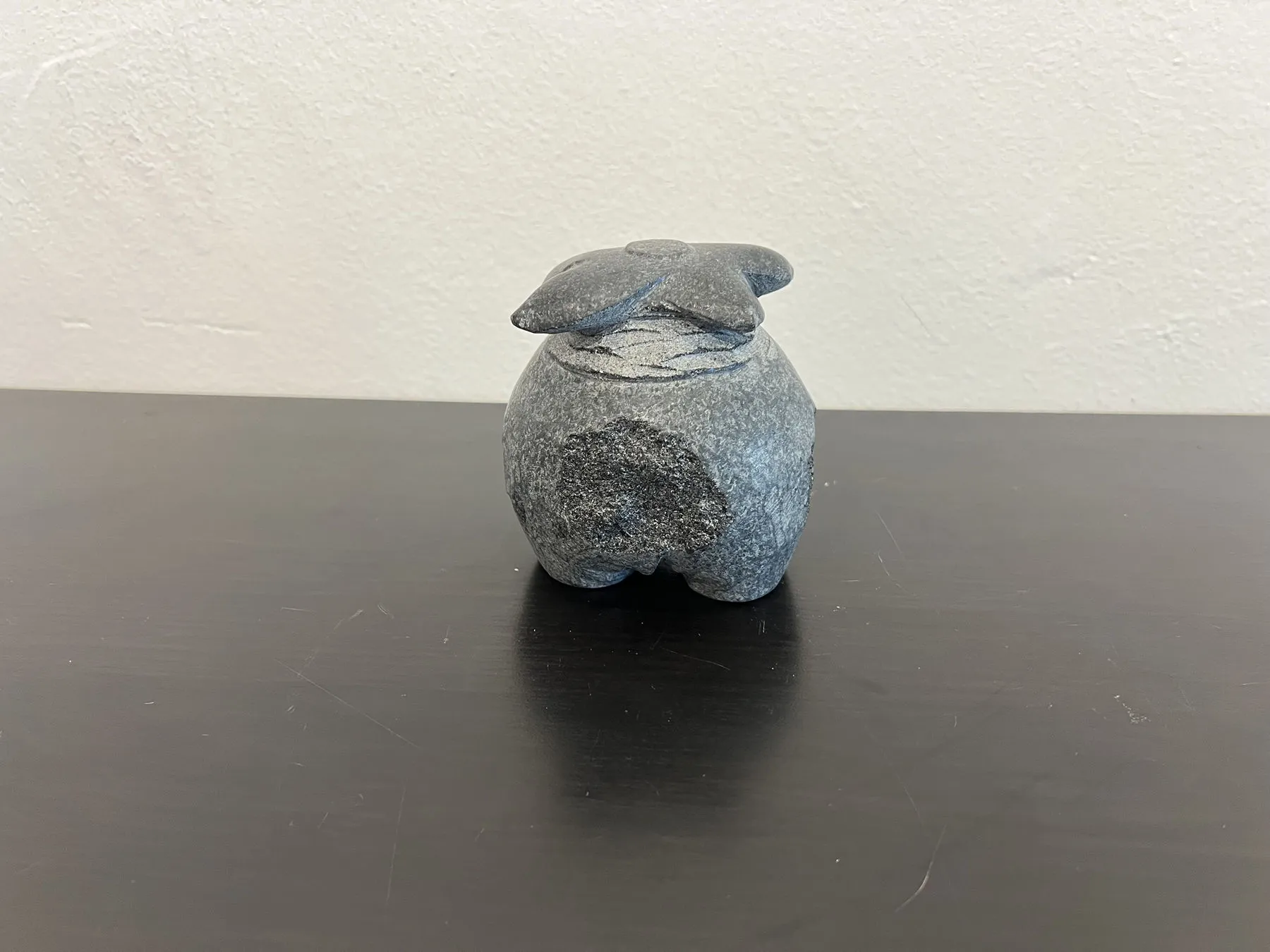 Pessoa com orelhas caídas, Shintaro Nakaoka, 2024, Granite sculpture