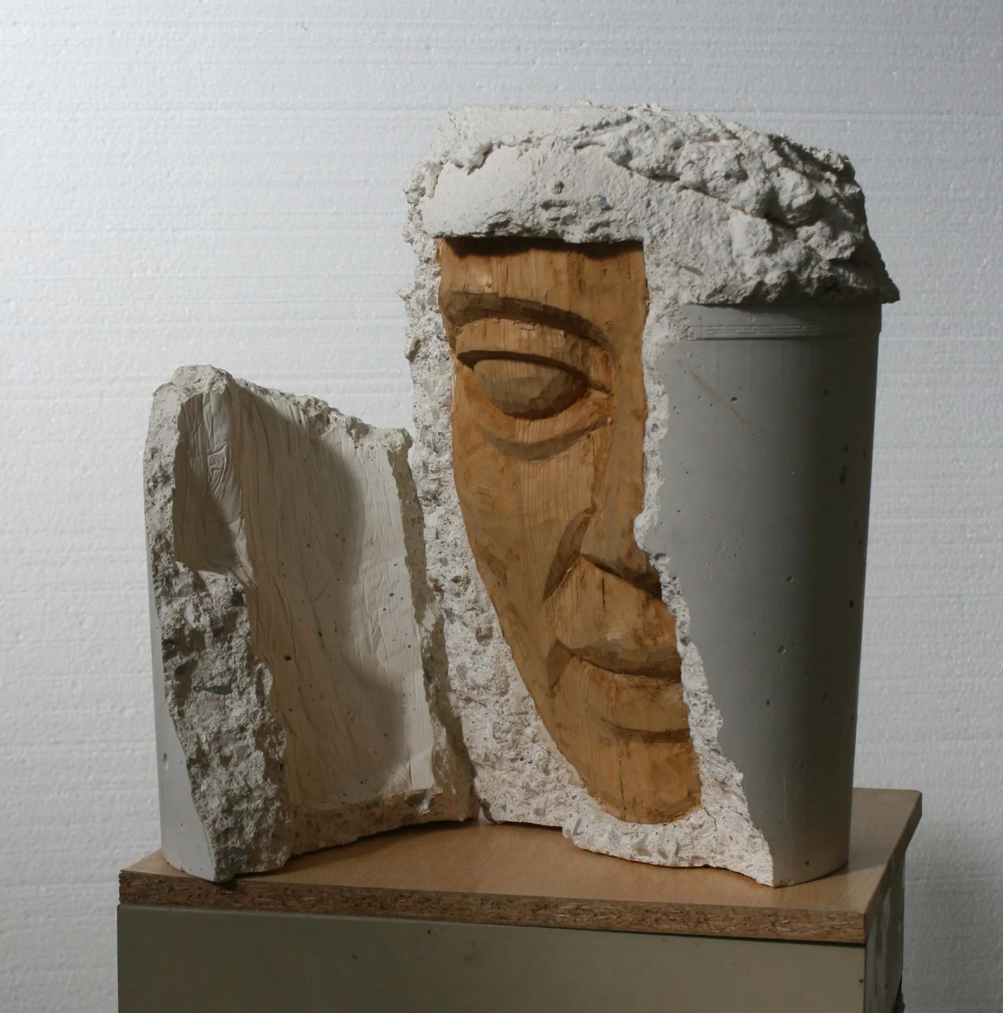 Cabeça Envolvida, Nogueira Lopes, 2012, White concrete and wood
