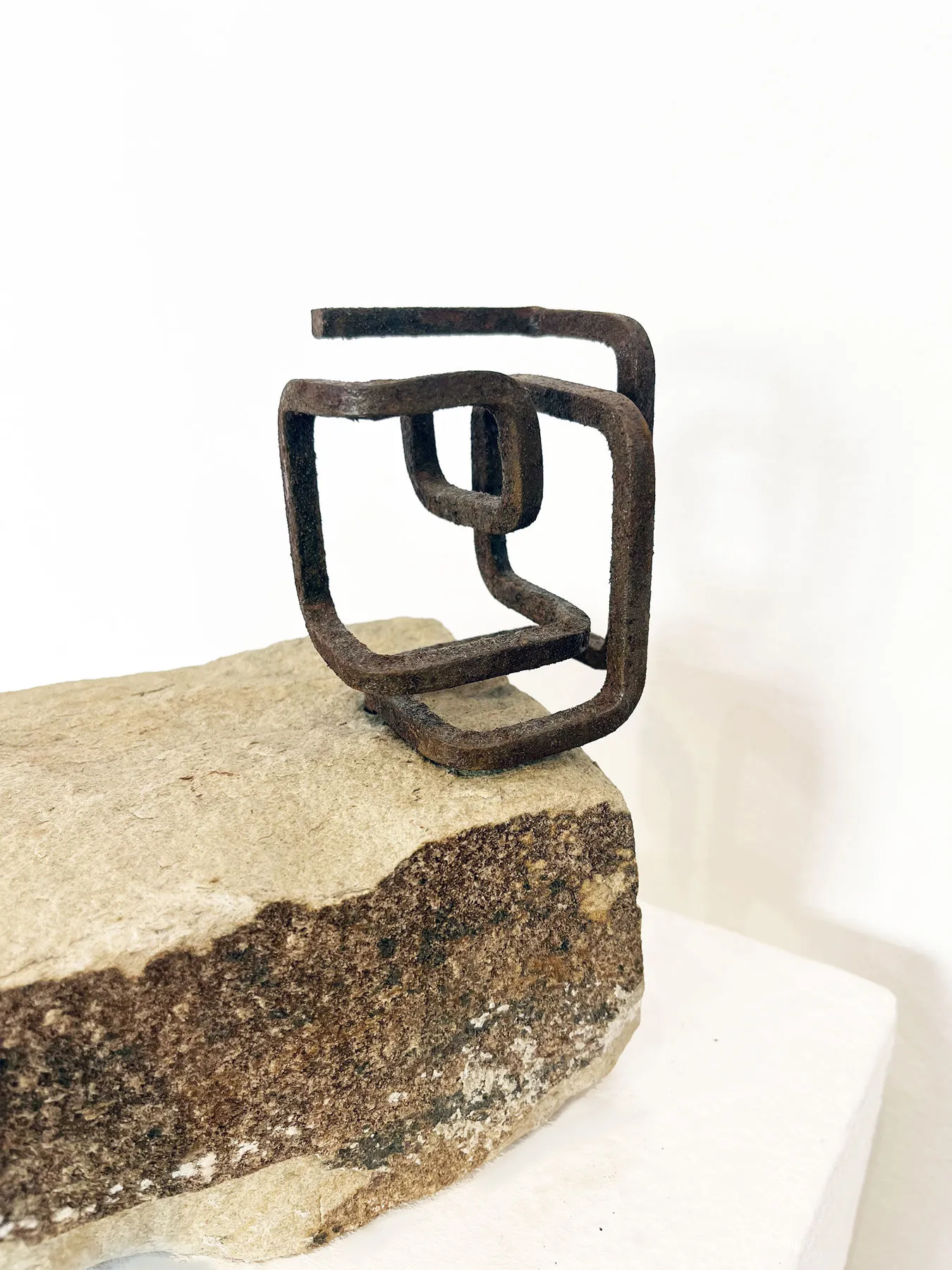 Cubismos e Areniscas, Ariel Elizondo, 2025, Corten steel and stone