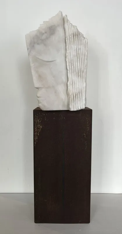 Cabeça C, Paulo Neves, 2024, Marble and steel sculpture